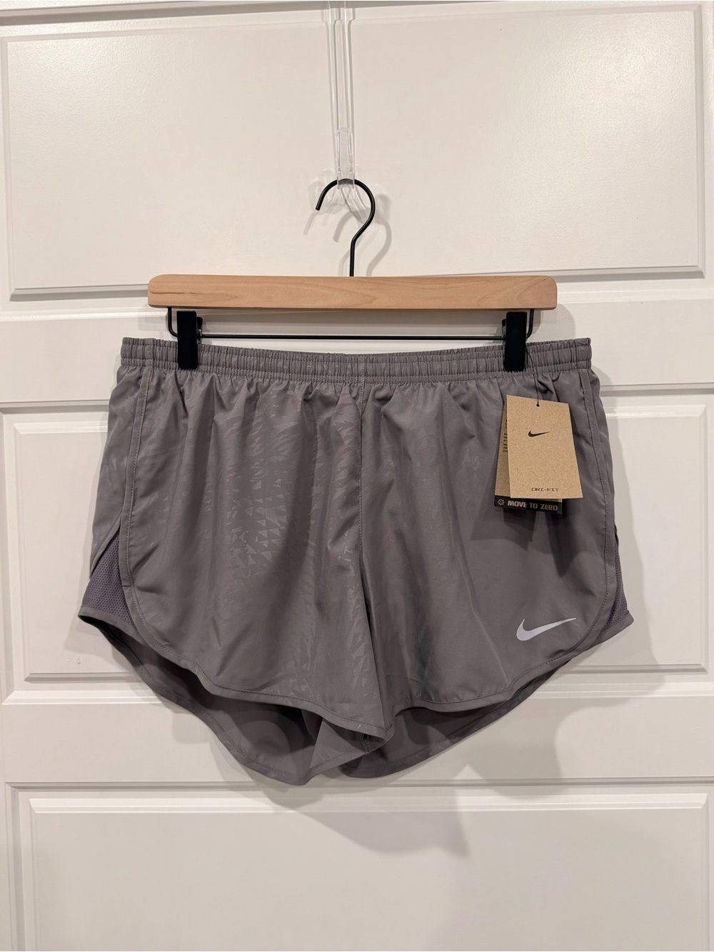NWT Nike Tempo Modern Embossed 4” Running Shorts Gray Size L Dri-FIT Athletic